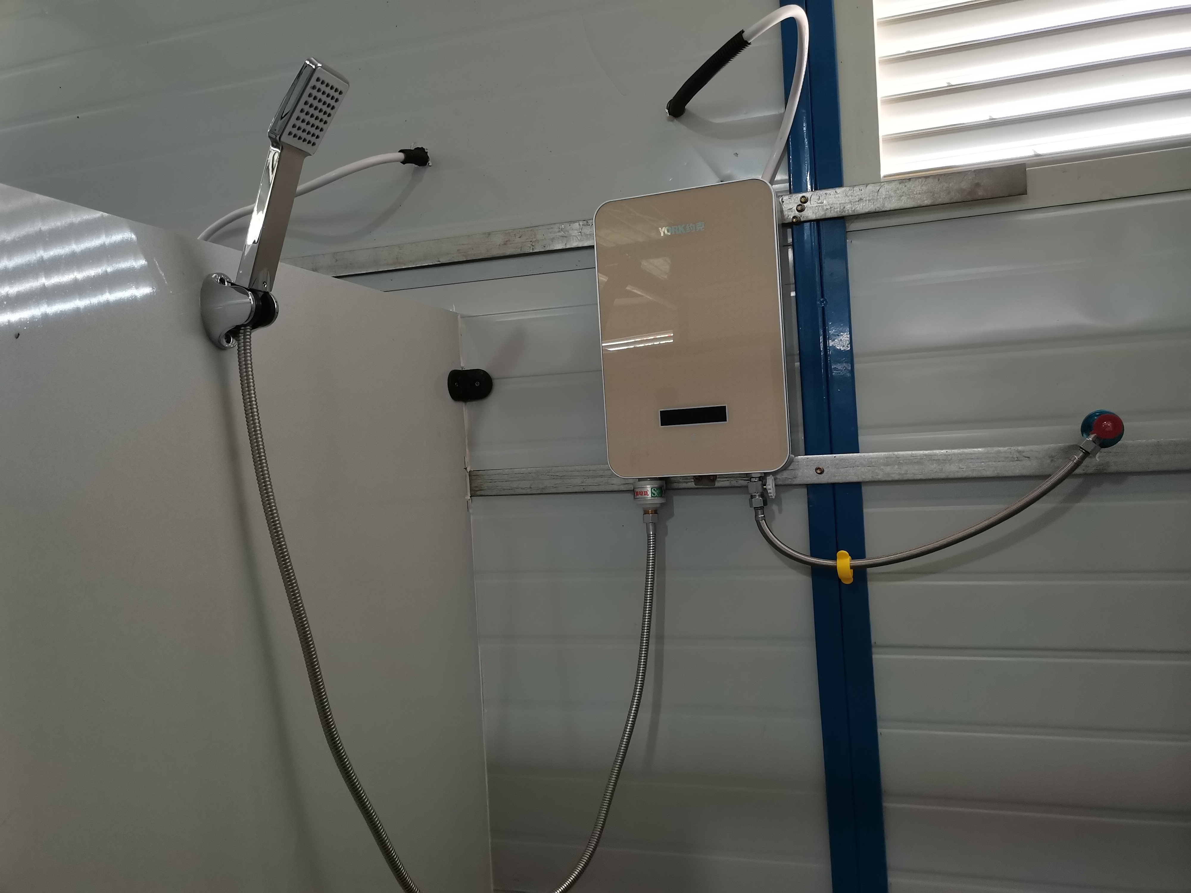 即热式电热水器.jpg 即热式电热水器.jpg