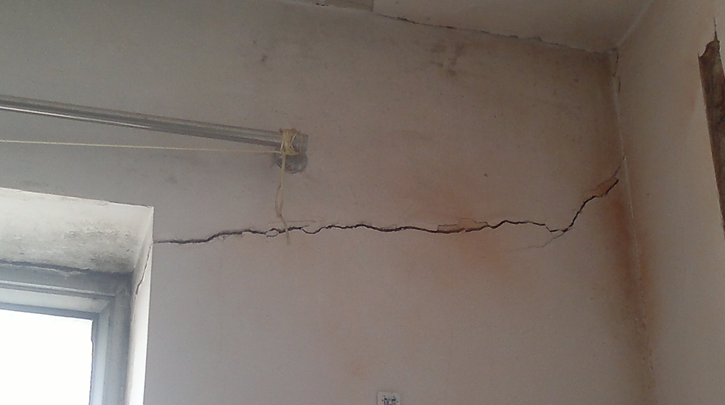 家里刚装修好，墙面就开裂了，是什么原因呢，用什么方法修补才能避免再次开裂？实在是不敢相信装修公司了…？ - 知乎